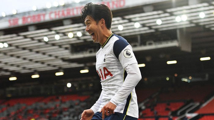 MANCHESTER, ENGLAND - OCTOBER 04: Heung-Min Son of Tottenham Hotspur celebrates after scoring his sides fourth goal during the Premier League match between Manchester United and Tottenham Hotspur at Old Trafford on October 04, 2020 in Manchester, England. Sporting stadiums around the UK remain under strict restrictions due to the Coronavirus Pandemic as Government social distancing laws prohibit fans inside venues resulting in games being played behind closed doors. (Photo by Oli Scarff - Pool/Getty Images)