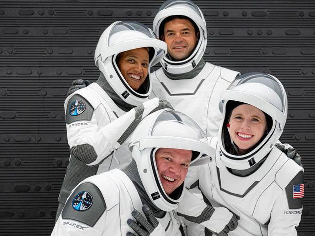 Cerita Turis SpaceX Saat Berwisata di Luar Angkasa Cerita Turis SpaceX Saat Berwisata di Luar Angkasa