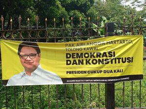 Muncul Spanduk Minta Airlangga Kawal Presiden Cukup 2 Kali Muncul Spanduk Minta Airlangga Kawal Presiden Cukup 2 Kali