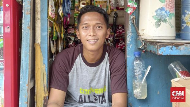 Yosepa, pedagang kaki lima di Mampang, Jakarta Selatan.