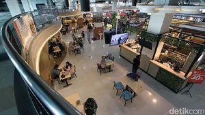 Suasana Food Court Solo yang Layani Makan di Tempat