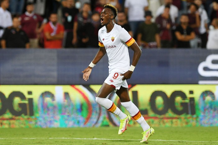 SALERNO, ITALY - AUGUST 29: Tammy Abraham of AS Roma celebrates after scoring the 0-3 goal during the Serie A match between US Salernitana and AS Roma at Stadio Arechi on August 29, 2021 in Salerno, Italy. (Photo by Francesco Pecoraro/Getty Images)
