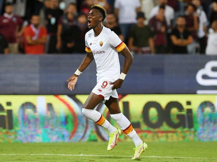SALERNO, ITALY - AUGUST 29: Tammy Abraham of AS Roma celebrates after scoring the 0-3 goal during the Serie A match between US Salernitana and AS Roma at Stadio Arechi on August 29, 2021 in Salerno, Italy. (Photo by Francesco Pecoraro/Getty Images)
