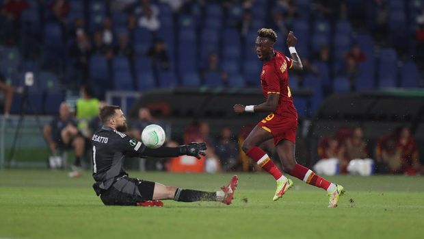 ROME, ITALY - SEPTEMBER 16:  Tammy Abraham of AS Roma scores the team's fifth goal during the UEFA Europa Conference League group C match between AS Roma and CSKA Sofia at Stadio Olimpico on September 16, 2021 in Rome, Italy.  (Photo by Paolo Bruno/Getty Images)