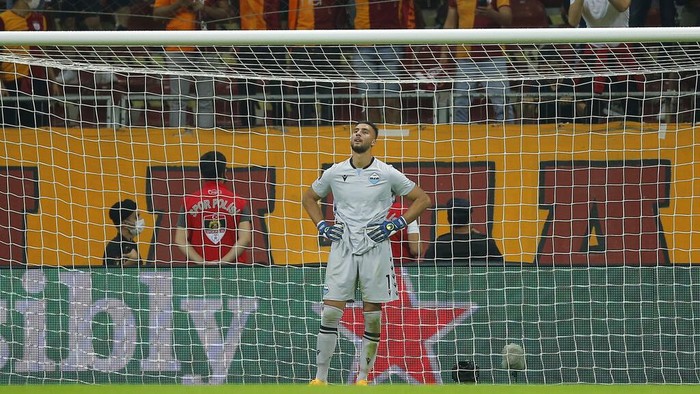Lazios goalkeeper Thomas Strakosha, reacts after his own goalduring the Europa League Group E soccer match between Galatasaray and Lazio in Istanbul, Turkey, Thursday, Sept. 16, 2021. (AP Photo)