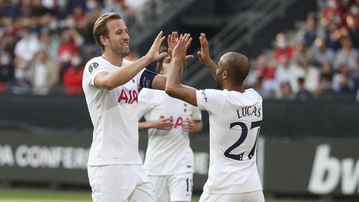 RENNES, FRANCE - SEPTEMBER 16: Harry Kane and Lucas Moura of Tottenham Hotspur celebrate their sides first goal, an own goal by Loic Bade of Rennes (not pictured) during the UEFA Europa Conference League group G match between Stade Rennes and Tottenham Hotspur at Roazhon Park on September 16, 2021 in Rennes, France. (Photo by John Berry/Getty Images)