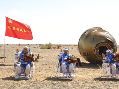 Usai Jelajah Luar Angkasa, 3 Astronaut China Kembali ke Bumi
