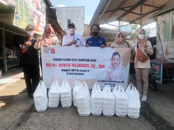 Jumat Berkah, Legislator Gerindra Novita Berbagi Nasi Box di Cilacap