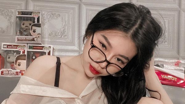 8 Potret Selebgram Seksi yang Dapat Kado Ultah Tas Mewah dari Hotman Paris