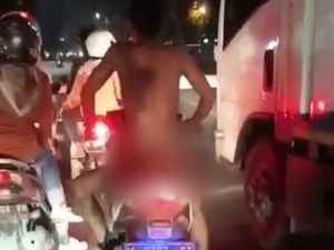 Pemotor Bugil yang Viral di Sidoarjo Disebut Depresi Sejak Keluar Pesantren Pemotor Bugil yang Viral di Sidoarjo Disebut Depresi Sejak Keluar Pesantren