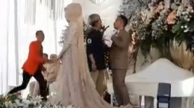 Viral pengantin dan fotografer saling adu jotos.