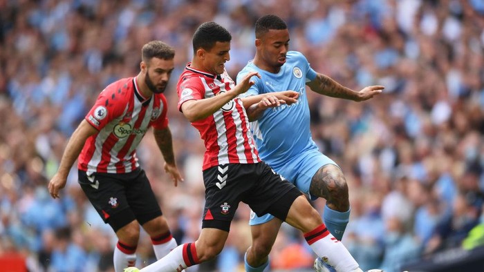 MANCHESTER, ENGLAND - SEPTEMBER 18: Gabriel Jesus of Manchester City is tackled by Mohamed Elyounoussi of Southampton during the Premier League match between Manchester City and Southampton at Etihad Stadium on September 18, 2021 in Manchester, England. (Photo by Laurence Griffiths/Getty Images)