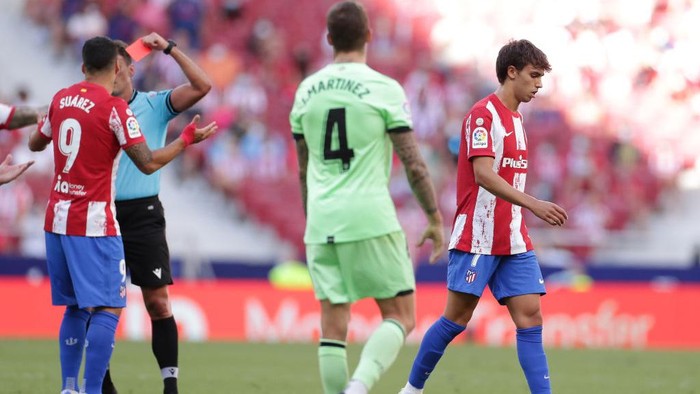 MADRID, SPAIN - SEPTEMBER 18: Referre Gil Manmzano (L) shows the red card to Joao Felix (R) of Atletico de Madrid during the La Liga Santander match between Club Atletico de Madrid and Athletic Club at Estadio Wanda Metropolitano on September 18, 2021 in Madrid, Spain. (Photo by Gonzalo Arroyo Moreno/Getty Images)