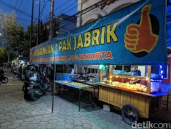 Angkringan Pak Jabrik, Tempat Ngumpul Komunitas yang Punya Kopi Jos dan Nasi Mercon