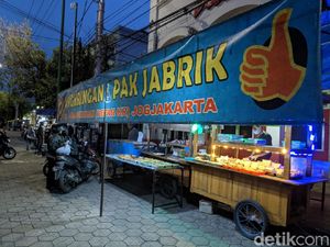 Angkringan Pak Jabrik, Tempat Ngumpul Komunitas yang Punya Kopi Jos dan Nasi Mercon Angkringan Pak Jabrik, Tempat Ngumpul Komunitas yang Punya Kopi Jos dan Nasi Mercon