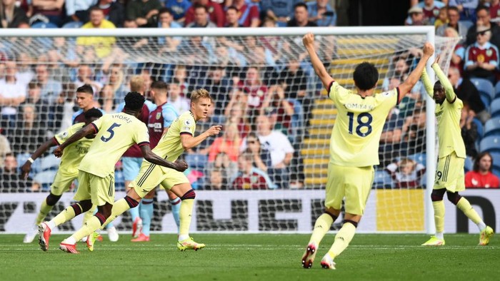 BURNLEY, ENGLAND - SEPTEMBER 18: Martin Odegaard of Arsenal celebrates after scoring their sides first goal during the Premier League match between Burnley and Arsenal at Turf Moor on September 18, 2021 in Burnley, England. (Photo by Stu Forster/Getty Images)