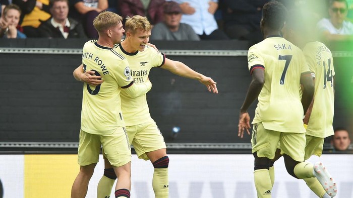 BURNLEY, ENGLAND - SEPTEMBER 18: Martin Odegaard of Arsenal celebrates with teammate Emile Smith-Rowe after scoring their sides first goal during the Premier League match between Burnley and Arsenal at Turf Moor on September 18, 2021 in Burnley, England. (Photo by Nathan Stirk/Getty Images)