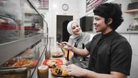 Romantisnya Atta Halilintar dan Aurel Hermansyah saat Makan di Warteg