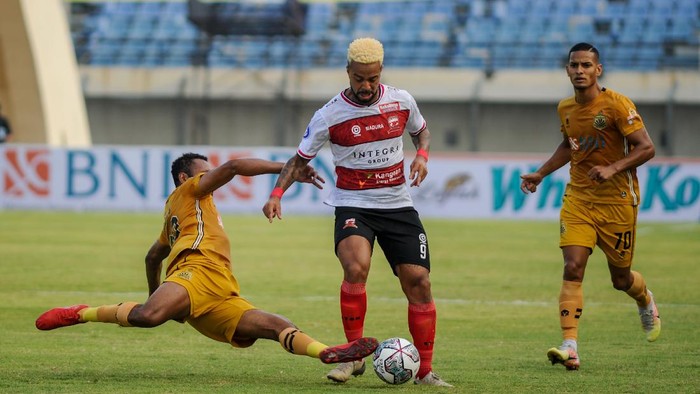 Pesepakbola Bhayangkara FC Arthur Bonai (kiri) berupaya mencegah laju serangan pesepakbola Madura United Rafael Silva (tengah) dalam laga pada lanjutan BRI Liga 1 antara Bhayangkara FC melawan Madura United,  di Stadion Si Jalak Harupat, Kabupaten Bandung, Jawa Barat, Sabtu (18/9/2021). Pada babak pertama, Bhayangkara FC unggul dengan skor 1-0. ANTARA FOTO/Raisan Al Farisi/hp.