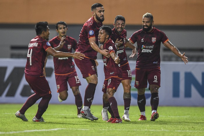 Pesepak bola Borneo FC M Sihran H Amrullah (tengah) bersama rekannya melakukan selebrasi usai mencetak gol ke gawang Persebaya Surabaya dalam lanjutan Liga 1 2021-2022 di Stadion Wibawa Mukti, Cikarang, Jawa Barat, Sabtu (4/9/2021). ANTARA FOTO/M Risyal Hidayat/wsj.