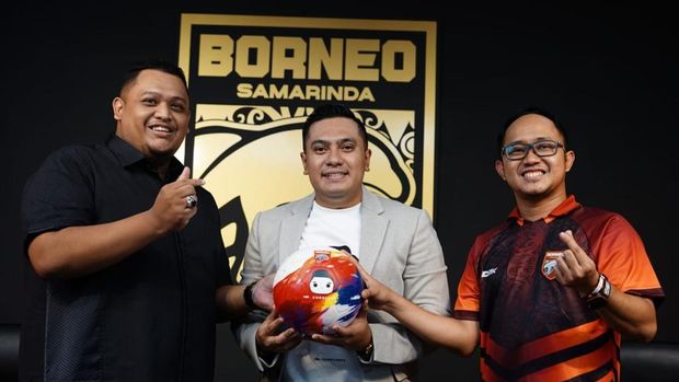 Borneo FC mendapat sponsor baru, Daniel Zee atau Mr Cuanisasi. Daniel Zee (tengah) diapit stakeholder Borneo Nabil Husein (kiri) dan Chandra Kurniawan (kanan).