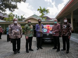 BPJAMSOSTEK Serahkan Langsung Piala Paritrana Award ke Gubernur DIY