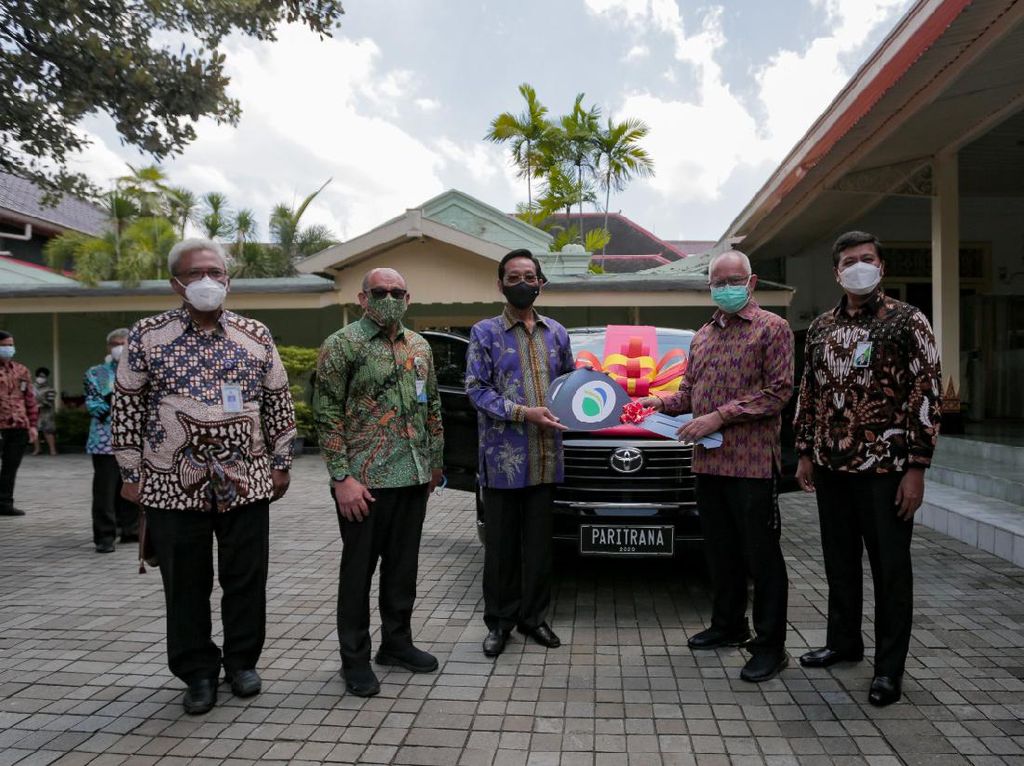 BPJAMSOSTEK Serahkan Langsung Piala Paritrana Award ke Gubernur DIY BPJAMSOSTEK Serahkan Langsung Piala Paritrana Award ke Gubernur DIY