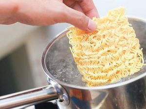Cara Masak Mie Instan yang Aneh Ini Tak Cocok Buat yang Emosian