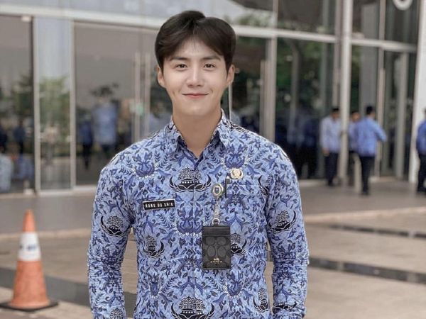 8 Foto Editan Kim Seon Ho & Hometown Cha Cha Cha Melokal, Bikin Ngakak