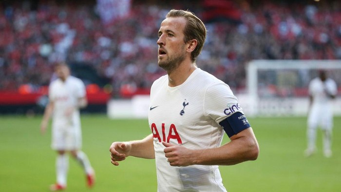 RENNES, FRANCE - SEPTEMBER 16: Harry Kane of Tottenham Hotspur looks on during the UEFA Europa Conference League group G match between Stade Rennes and Tottenham Hotspur at Roazhon Park on September 16, 2021 in Rennes, France. (Photo by John Berry/Getty Images)