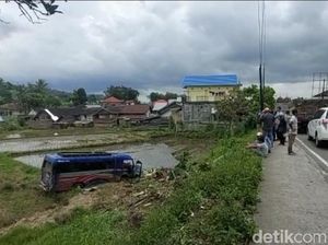 Potret Mobil Terjun ke Kolam-Sawah Usai Ditabrak Truk Rem Blong