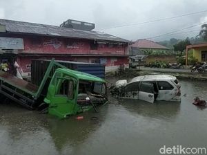 Penampakan 9 Kendaraan Terjun ke Kolam-Sawah Usai Terlibat Kecelakaan