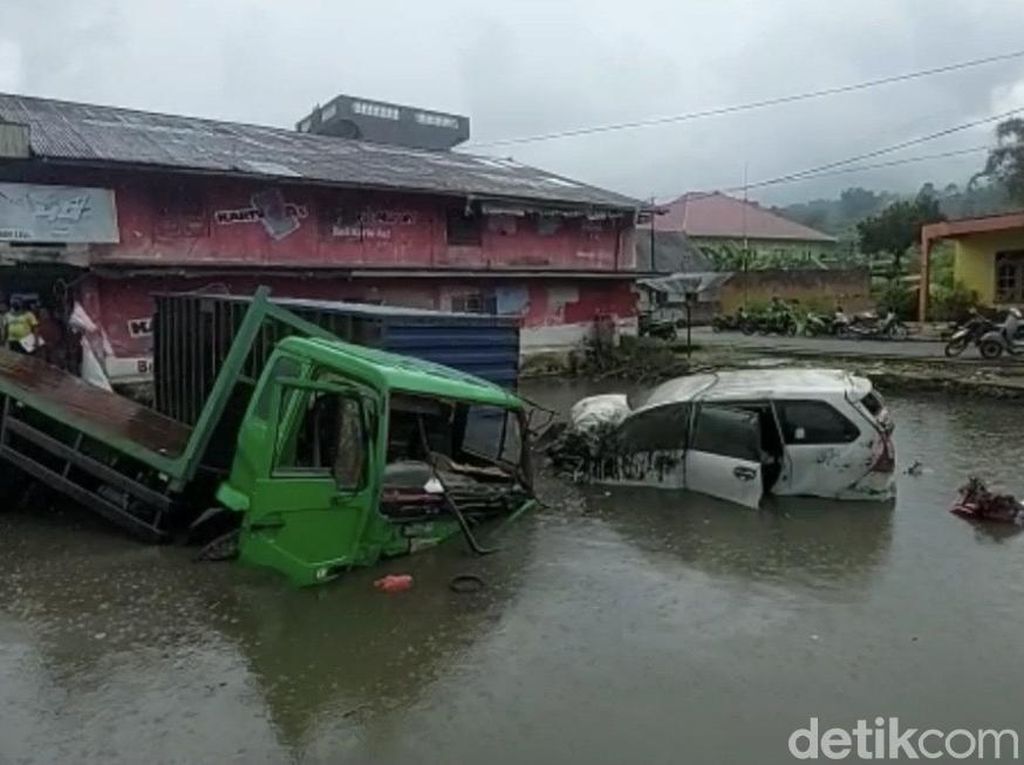 Penampakan 9 Kendaraan Terjun ke Kolam-Sawah Usai Terlibat Kecelakaan Penampakan 9 Kendaraan Terjun ke Kolam-Sawah Usai Terlibat Kecelakaan
