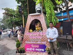 Kesal Ditilang karena Tidak Melakukan Kesalahan, Motor Pria Ini Dijadikan Monumen