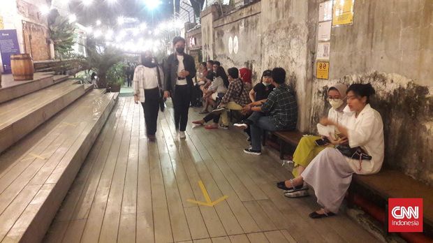 Pengunjung memadati area cafe di kawasan M Bloc Space, Jakarta Selatan, Sabtu (18/9/2021).