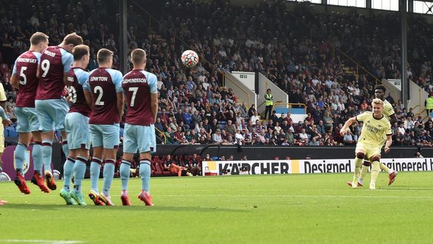 BURNLEY, ENGLAND - SEPTEMBER 18: Martin Odegaard of Arsenal scores their team's first goal during the Premier League match between Burnley and Arsenal at Turf Moor on September 18, 2021 in Burnley, England. (Photo by Nathan Stirk/Getty Images)