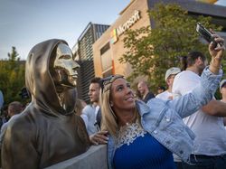 Penemu Bitcoin Masih Misteri, Patungnya Dibuat Abstrak