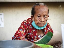 Semangat Hari Kartini, 5 Nenek 80 Tahun Ini Tetap Eksis Jual Makanan Tradisional
