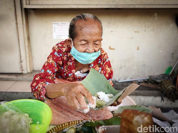 Mbah Satinem, Legenda Pembuat Kue Lupis dari Yogya