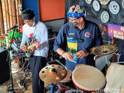 Sandiaga Main Alat Musik dan Menyusuri Mangrove di Situbondo