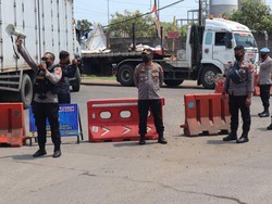 Kendaraan Menuju Pantai Anyer Diputar Balik Gegara Pengunjung Lebihi Kapasitas