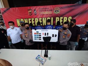 Polres Cirebon Kota Bekuk Komplotan Residivis Pengganjal Mesin ATM Polres Cirebon Kota Bekuk Komplotan Residivis Pengganjal Mesin ATM