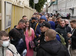 Ratusan Pemilih Antre Panjang di Hari Terakhir Pilpres Rusia Ratusan Pemilih Antre Panjang di Hari Terakhir Pilpres Rusia