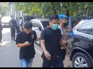 Diduga Hendak Kabur, Pria Berkaus Hitam Ditangkap di Polda Metro! Diduga Hendak Kabur, Pria Berkaus Hitam Ditangkap di Polda Metro!