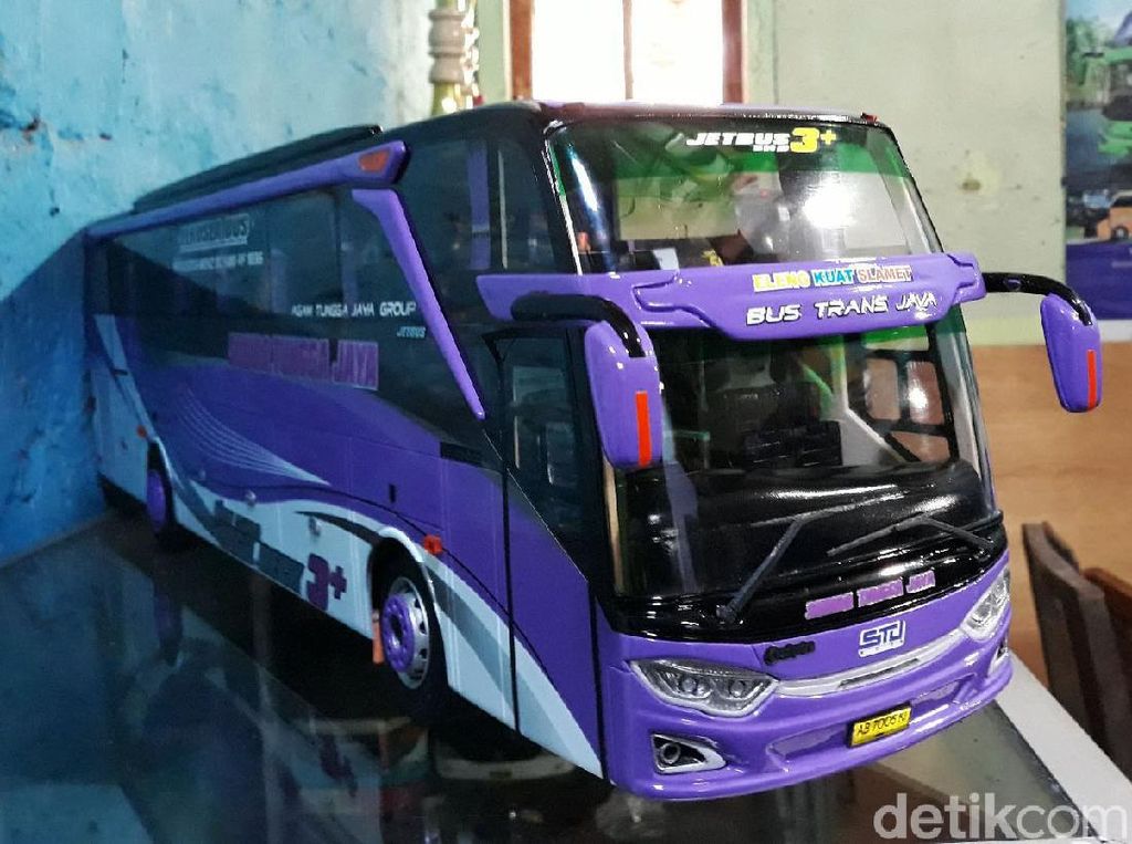 Awalnya Hobi, Pria Ini Bisnis Miniatur Bus Dibanderol Jutaan Rupiah