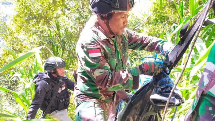 proses-evakuasi-jenazah-suster-gabriella-maelani-22-salah-satu-nakes-korban-kekejaman-kkb-berlangsung-dramatis-aparat-ditembak-2_169.jpeg
