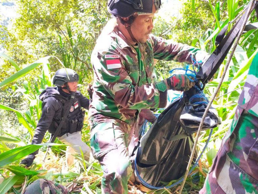 Momen Dramatis TNI-Polri Evakuasi Jenazah Suster Gabriella dari Jurang