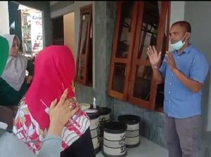 Digeruduk Emak-emak Peternak Blitar, Suroto Sungkan Tanya Stafsus Jokowi Digeruduk Emak-emak Peternak Blitar, Suroto Sungkan Tanya Stafsus Jokowi