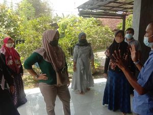 Usai Bertemu Jokowi, Suroto Digeruduk Emak-emak Peternak Blitar Usai Bertemu Jokowi, Suroto Digeruduk Emak-emak Peternak Blitar