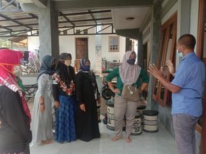 Pemerintah Jawab Keluhan Emak-emak Blitar soal Janji Jokowi Pemerintah Jawab Keluhan Emak-emak Blitar soal Janji Jokowi